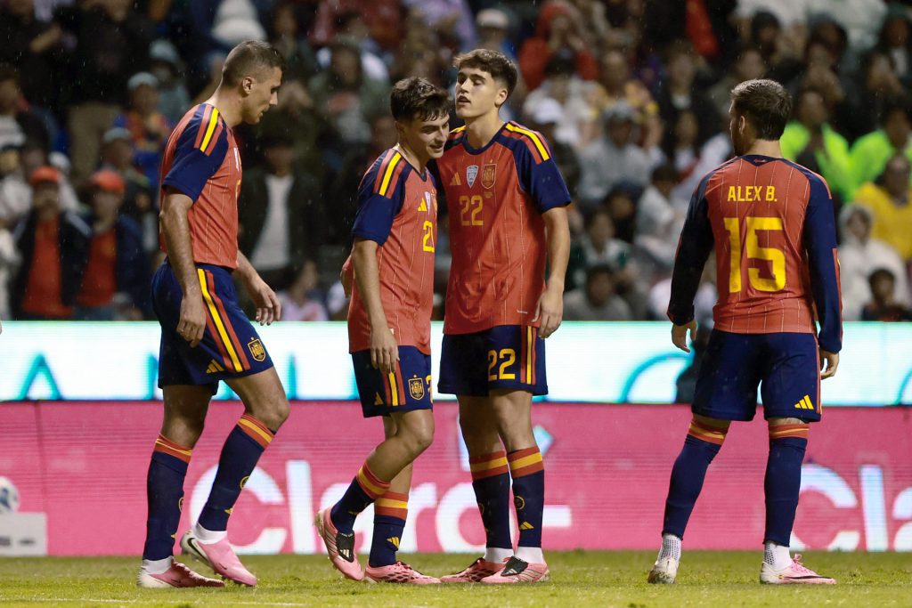 Jugadores de España celebran un gol este lunes, en un partido amistoso entre España y Perú previo al Mundial de Fútbol 2026 en el estadio Cuauhtémoc en Puebla (México). EFE/ Alex Cruz