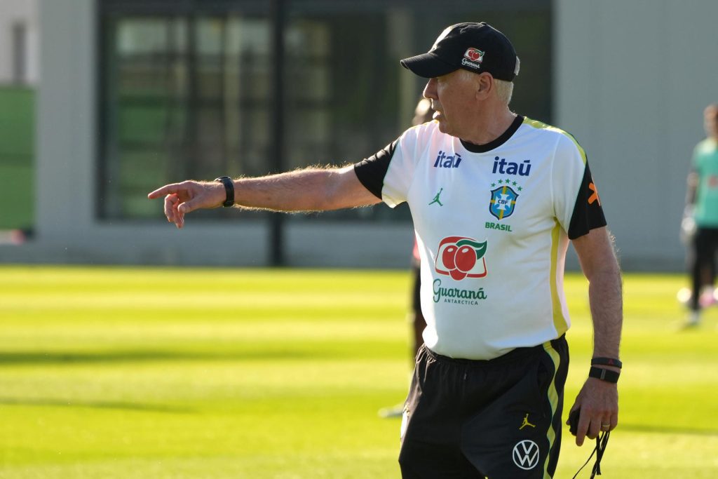 El seleccionador de Brasil, Carlo Ancelotti, probó este miércoles durante el entrenamiento en Nueva Jersey un once con Lucas Paquetá como mediapunta e Igor Thiago como delantero centro, escoltado por Vinícius y Raphinha. EFE/ Angel Colmenares