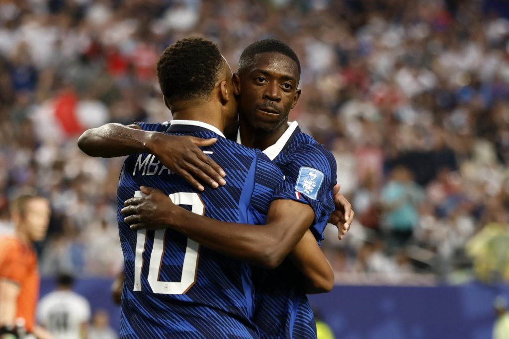 Kylian Mbappe of France (I) y teammate Ousmane Dembele celebran un gol en Philadelphia, Pennsylvania, USA. EFE/EPA/WILL OLIVER

