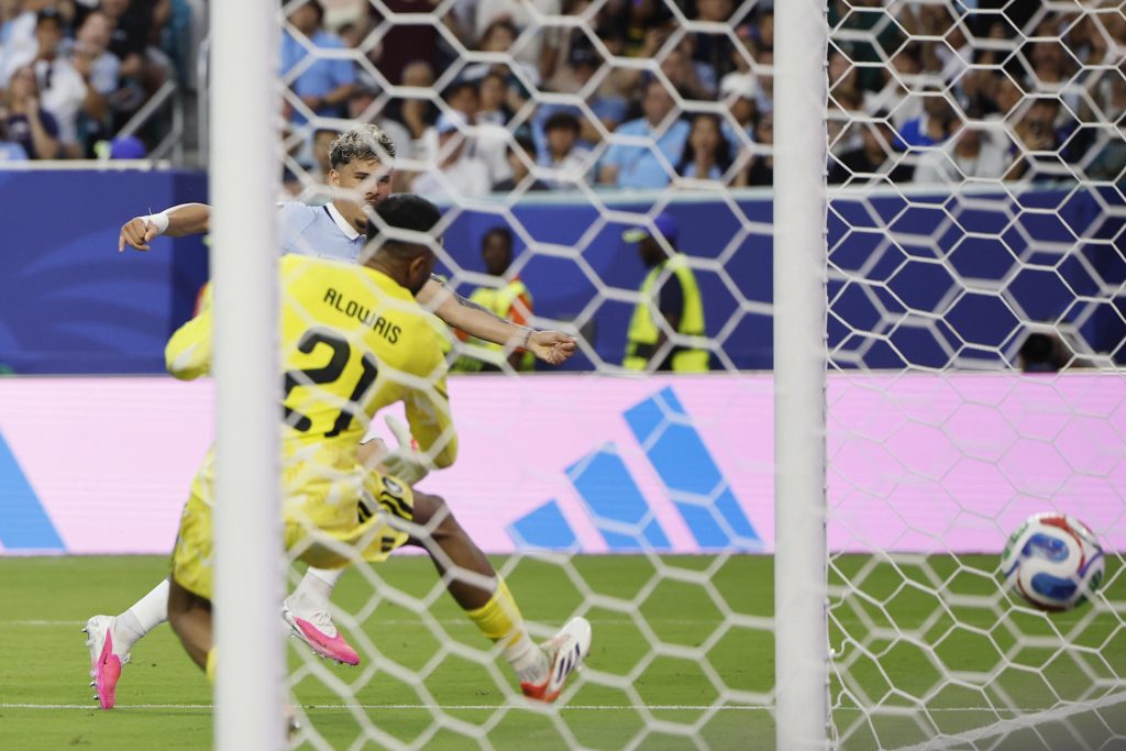 Maxi Araújo (atrás) de Uruguay anota el gol del empate de Uruguay este lunes contra Arabia Saudí en un partido del grupo H del Mundial 2026 en el estadio Hard Rock en Miami (Estados Unidos). EFE/ Alberto Estevez
