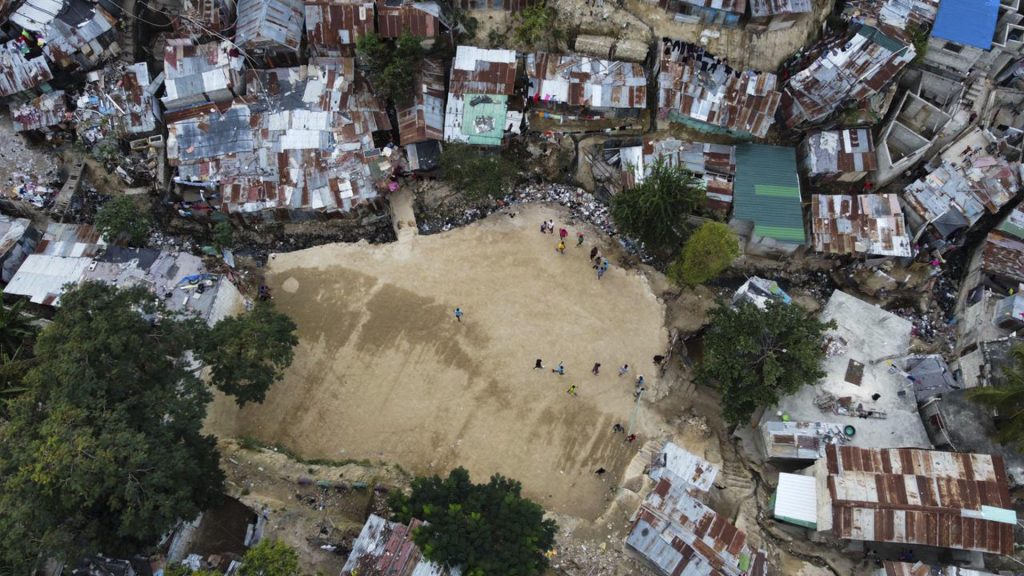 Vista de jóvenes jugando al fútbol en Puerto Príncipe. Veinte años antes de que Diego Maradona diese positivo por efedrina en el Mundial de Estados Unidos (1994), Ernst Jean-Joseph, considerado como el Beckenbauer haitiano, protagonizó en el de Alemania Federal (1974) el primer caso de dopaje en la historia de los Mundiales. EFE/Patrice Noel
