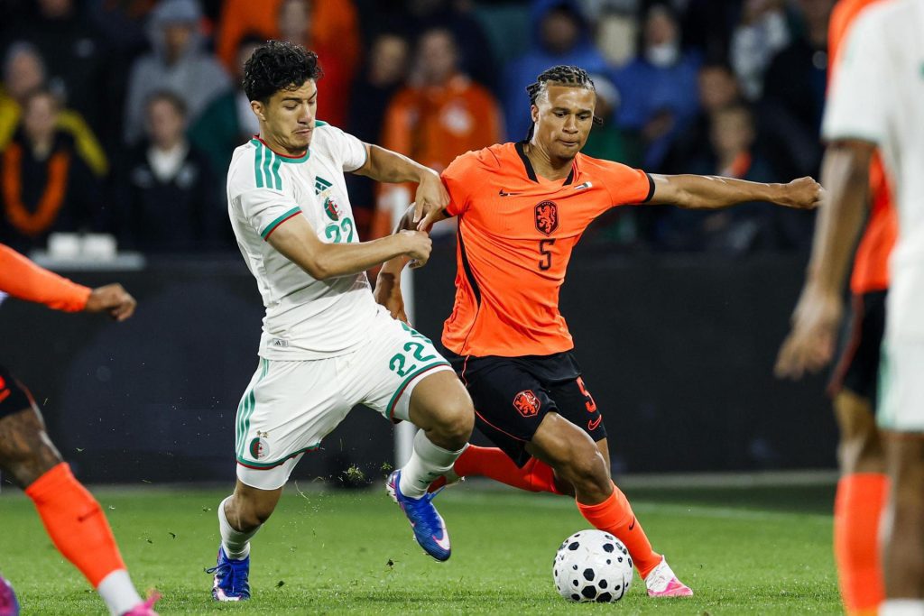 El jugador Ibrahim Maza, del Argelia, en acció ante Nathan Ake odurante el partido amistoso que han jugado Países Bajos y Argelia en Roterdam, Países Bajos. EFE/EPA/MAURICE VAN STEEN