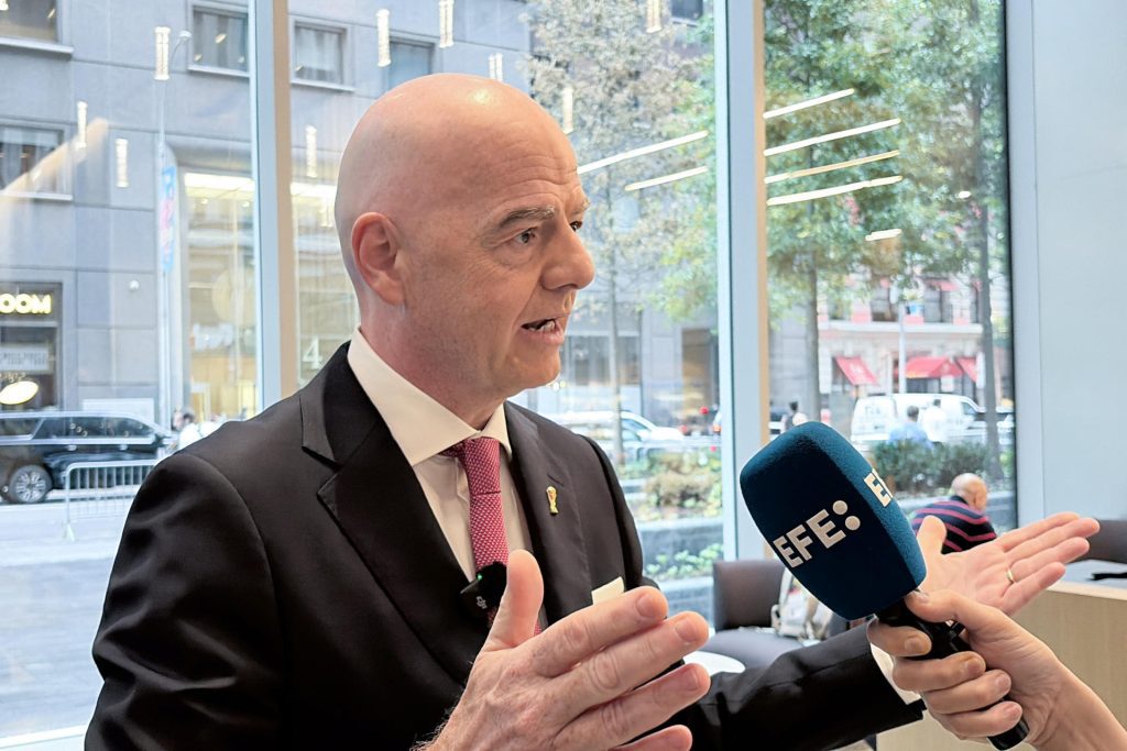 El presidente de la FIFA, Gianni Infantino, habla durante una entrevista con EFE este martes, en Nueva York (EE.UU.). EFE/ Jan Téllez Asensio