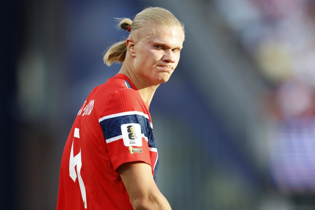 Erling Haaland, de Noruega, observa durante el partido de la fase de grupos de la Copa Mundial de la FIFA 2026. EFE/EPA/GREG M. COOPER
