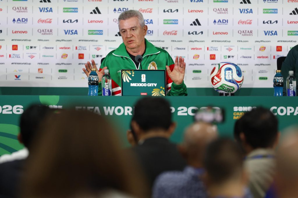 El seleccionador de México Javier Aguirre habla en una rueda de prensa este lunes, en Ciudad de México (México). EFE/ Sashenka Gutiérrez