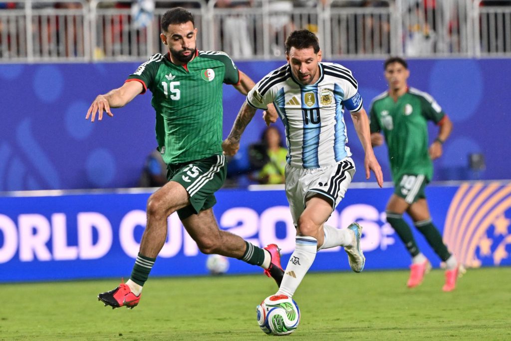 Fotografía del 16 de junio de 2026 en la que se observa a Rayan Ait-Nouri (i), de Argelia, en acción contra Lionel Messi (d), de Argentina, durante el partido de la fase de grupos de la Copa Mundial de la FIFA 2026 entre Argelia y Argentina, en Kansas City, Missouri (EE.UU.). EFE/AMY KONTRAS