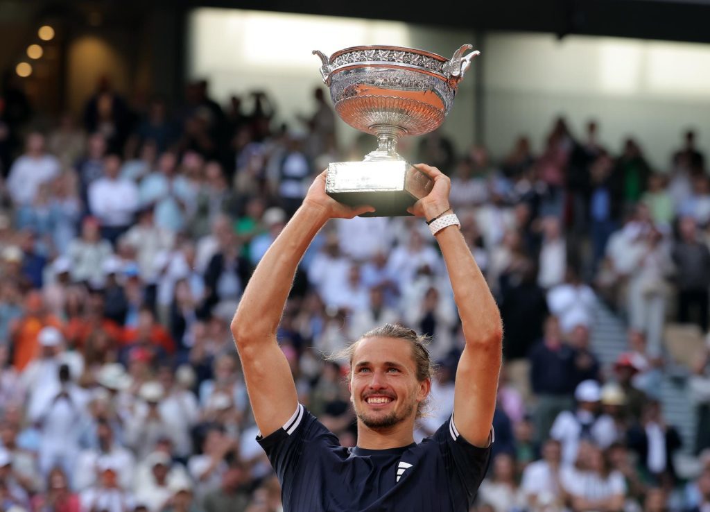 Alexander Zverev de Alemania celebra tras ganar la final masculina de Roland Garros contra el italiano Flavio Cobolli. EFE/EPA/TERESA SUAREZ
//////////
Paris (France), 07/06/2026.- Alexander Zverev of Germany celebrates with the Coup de Mousquetaire trophy after winning his Men's final match against Flavio Cobolli of Italy at the French Open Grand Slam tennis tournament at Roland Garros in Paris, France, 07 June 2026. (Tenis, Abierto, Francia, Alemania, Italia) EFE/EPA/TERESA SUAREZ