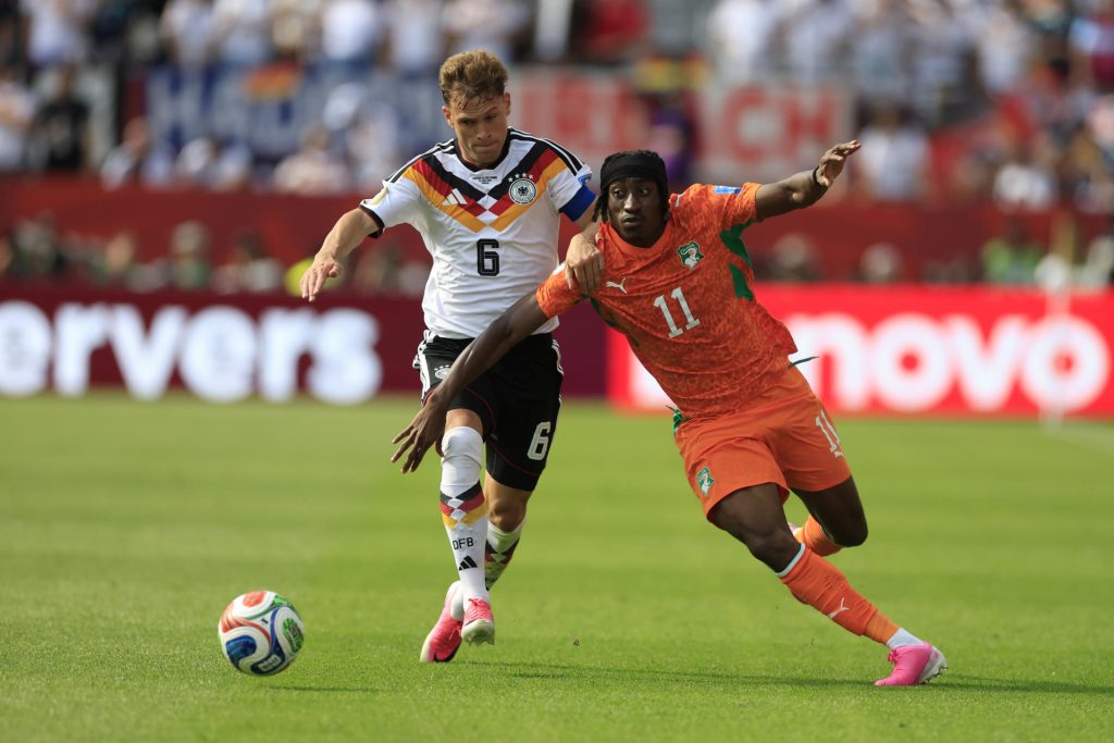 Joshua Kimmich (i), de Alemania, disputa el balón con Yan Diomande, de Costa de Marfil, en un partido del grupo E del Mundial de la FIFA 2026 entre Alemania y Costa de Marfil en el estadio BMO en Toronto (Canadá). EFE/ Bienvenido Velasco