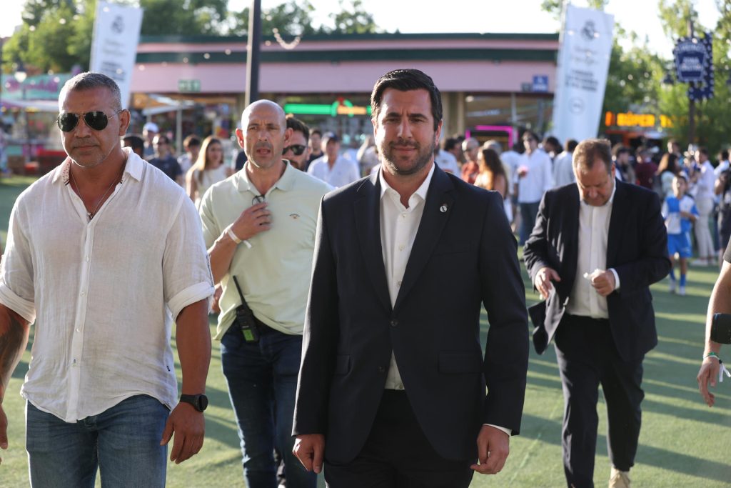 Imagen del candidato a la presidencia del Real Madrid Enrique Riquelme (C-D) después del cierre de las urnas de las elecciones del club blanco en Madrid. EFE/ Víctor Lerena