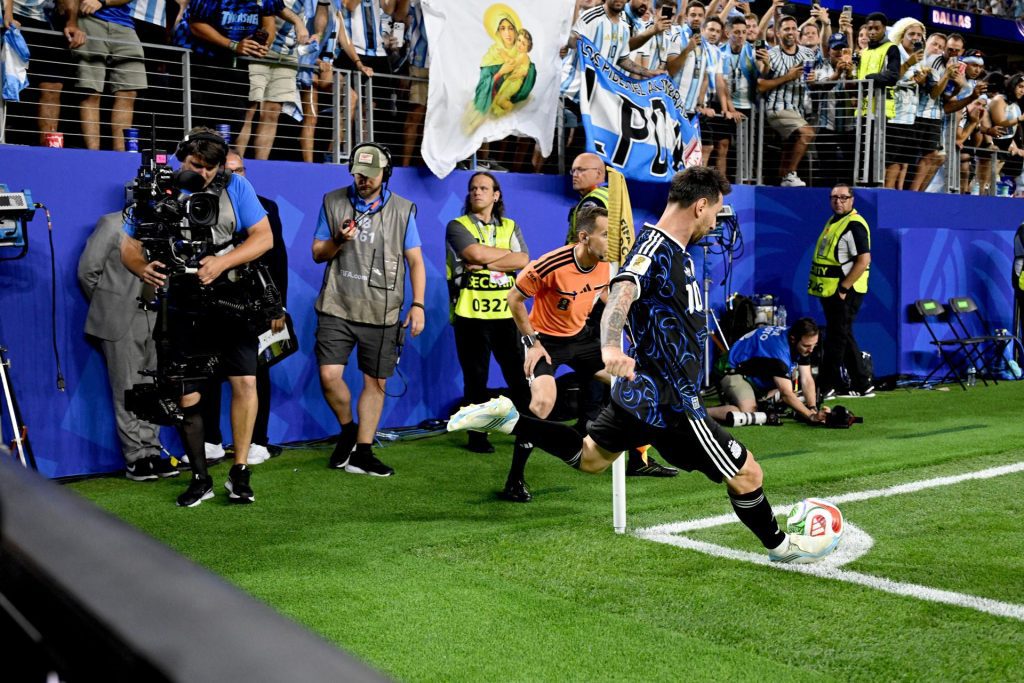 Lionel Messi de Argentina celebra su gol este sábado, durante un partido del grupo F del Mundial de la FIFA 2026 entre Jordania y Argentina en el estadio AT&T Stadium en Dallas (EE.UU.). EFE/EPA/ALBERT PENA
