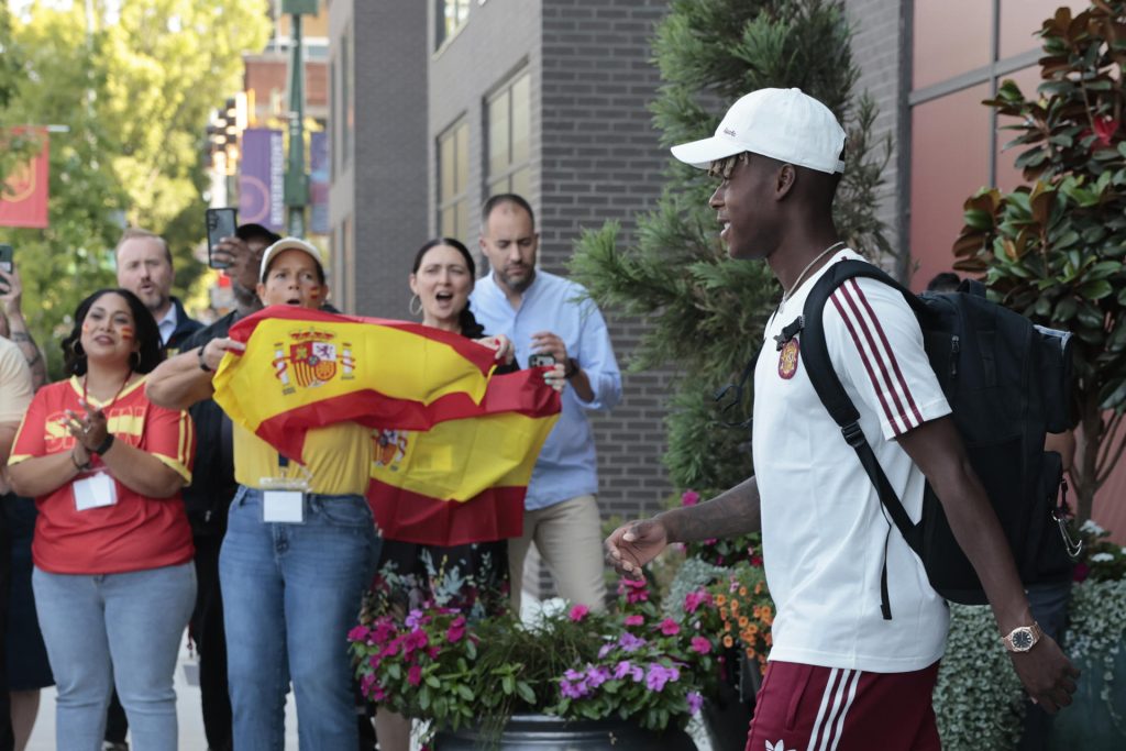 Nico Williams de España se retira del hotel de concentración en Chattanooga (Estados Unidos). EFE/ Lavandeira Jr
