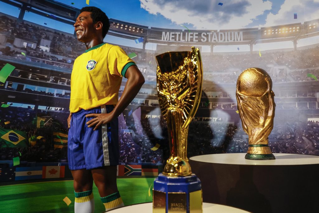 Fotografía que muestra una escultura del legendario futbolista brasileño Pelé exhibida en el Museo AquaRio en Río de Janeiro (Brasil). EFE/ Antonio Lacerda