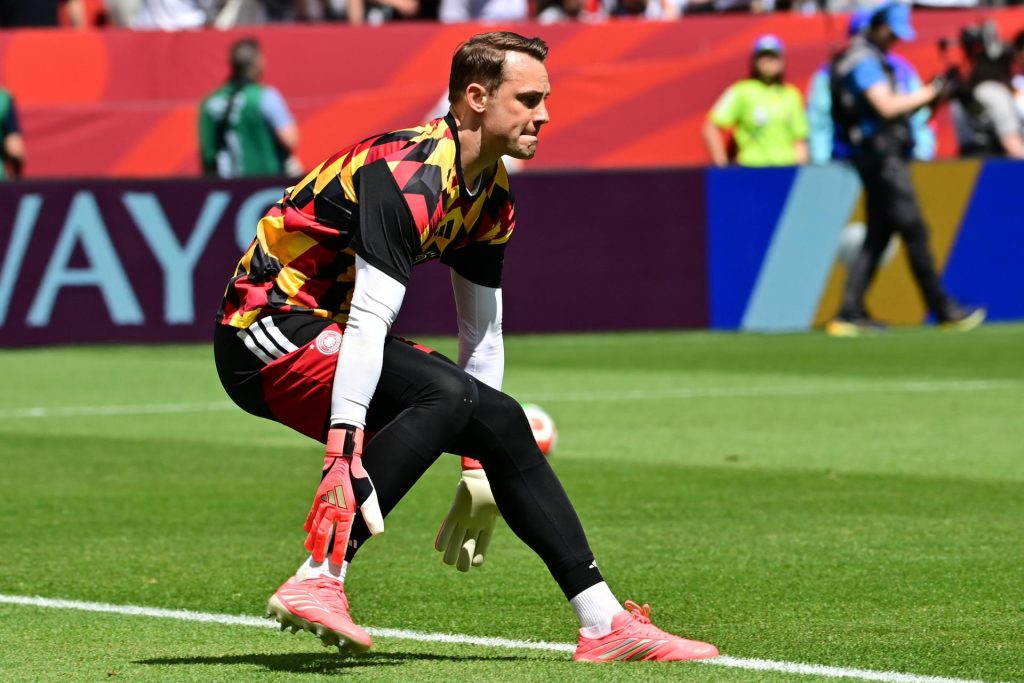 Imagen del calentamiento del portero de la selección de Alemania, Manuel Neuer, quien se apresta a agrandar este sábado su leyenda al alcanzar los 21 partidos en la Copa del Mundo contra Costa de Marfil en el Toronto Stadium de la ciudad canadiense. EFE/ Carlos Ramírez. EFE/EPA/EDUARDO LIMA