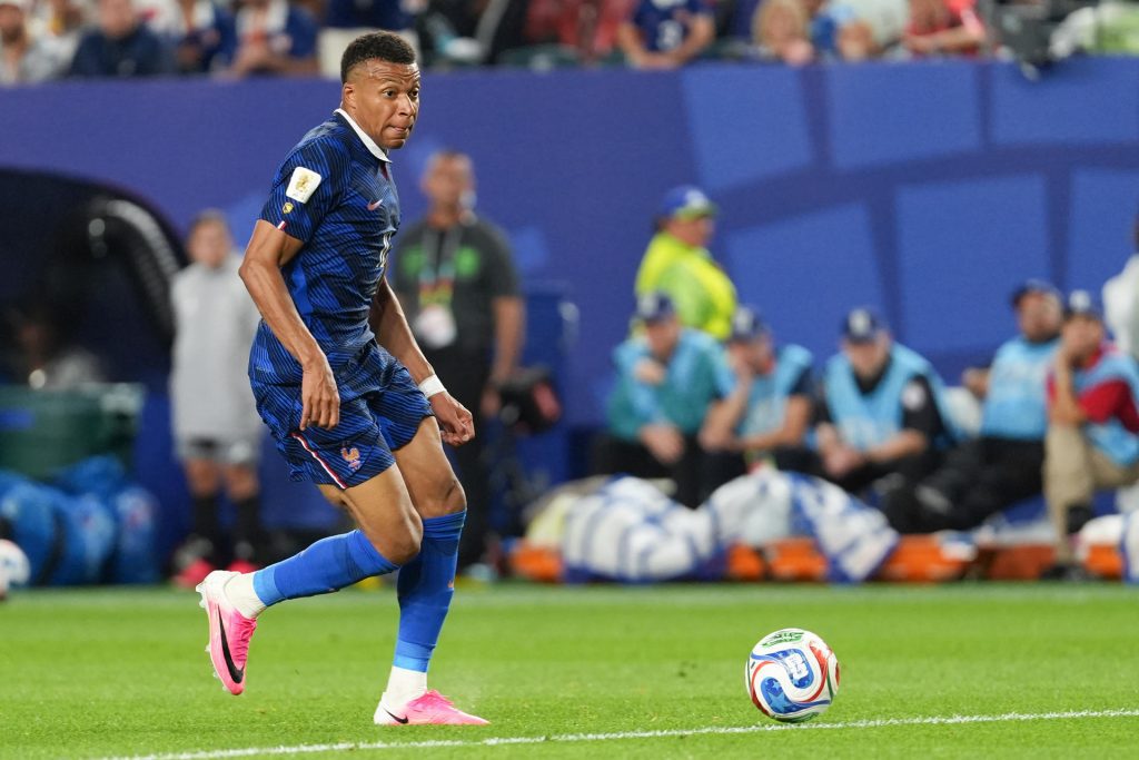 Kylian Mbappé, de Francia, controla el balón en un partido del grupo I del Mundial de la FIFA 2026 entre Francia e Irak en el estadio Lincoln Financial en Filadelfia (Estados Unidos). EFE/Octavio Guzmán