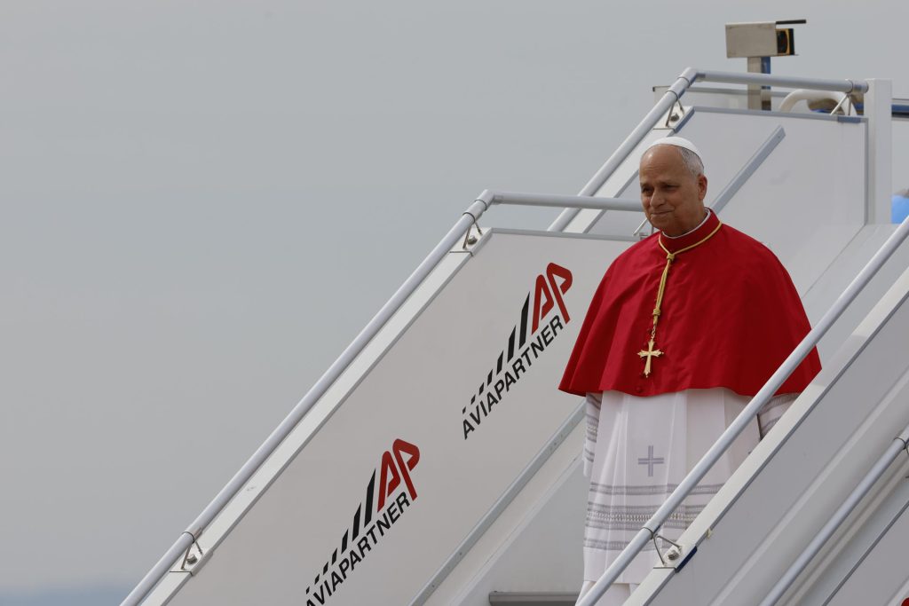 El papa León XIV baja la escalera del avión de ITA Airways en el que ha viajado a su llegada al aeropuerto de Adolfo Suárez Madrid-Barajas, este sábado, para iniciar su primera visita apostólica a España hasta el 12 de junio que, además de la capital, también le llevará a Barcelona y a las islas Canarias. El papa León XIV inicia este sábado un viaje de seis días a España, que comenzará en Madrid con una recepción en el Palacio Real seguida de una visita por la tarde a un centro de personas sin hogar en Carabanchel y terminará por la noche en una vigilia con los jóvenes en un acto multitudinario que unirá la oración con actuaciones musicales. EFE/Mariscal
