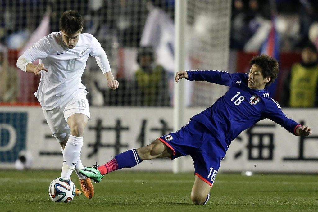 Foto de archivo de Tim Payne (i), con el balón, durante un partido amistoso ante Japón. EFE/Kiyoshi Ota