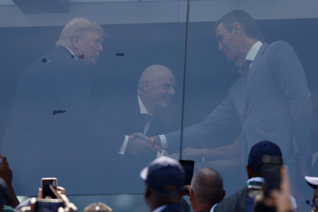 El presidente estadounidense, Donald Trump, saludó al presidente español, Pedro Sánchez en East Rutherford, New Jersey, USA. EFE/EPA/WILL OLIVER