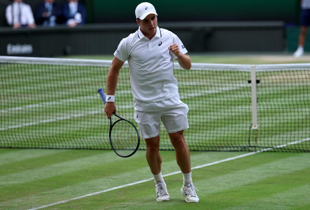 El jugador brítánico Arthur Fery celebra un punto en su partido de cuarta ronda de Wimbledom ante el búlgaro Grigor Dimitrov, Londres, Reino Unido. EFE/EPA/NEIL HALL
