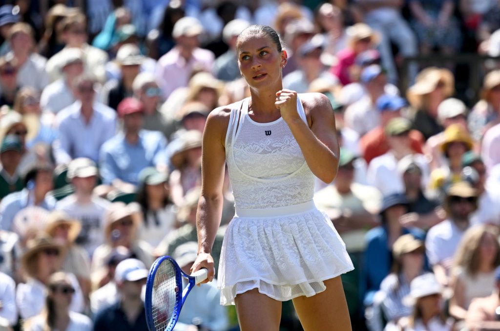 La ucraniana Marta Kostyuk ganó con solvencia y en dos sets a la italiana Jasmine Paolini (6-3 y 6-2) y se situó, por segunda vez en su carrera, en una semifinal del Grand Slam, primera en Wimbledon, que disputará contra la checa Linda Noskova. EFE/EPA/DANIEL HAMBURY
