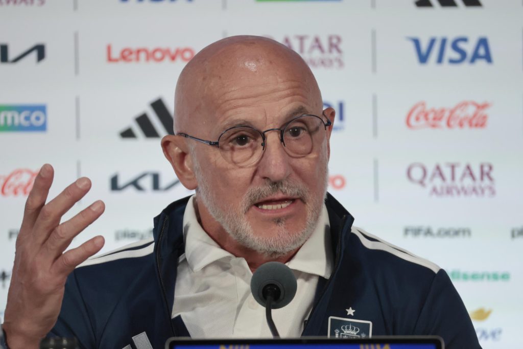 El seleccionador de España, Luis de la Fuente, habla en una rueda de prensa previa al partido de semifinales del Mundial 2026 entre Francia y España en Dallas (EE.UU.). EFE/ Lavandeira Jr
