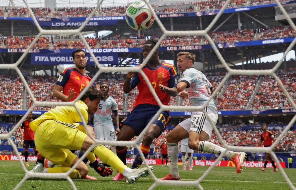 El portero belga Senne Lammens (front L) concede un rechace y Mikel Merino logra el 2-1 en un partido de cuartos de final del Mundial de la FIFA 2026 entre España y Bélgica en el estadio SoFi en Los Ángeles (Estados Unidos EFE/EPA/CHRISTOPHER TORRES
