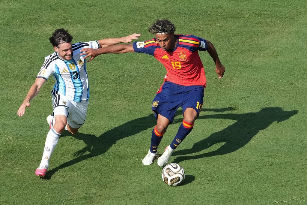El jugador español Lamine Yamal disputa el balón en el partido de la final del Mundial de la FIFA 2026 entre España y Argentina en el estadio MetLife en Nueva Jersey (Estados Unidos). EFE/ Omar Alonso

