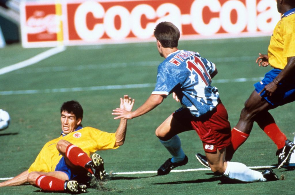 Fotografía de archivo del 22 de junio de 1994, en la que puede verse al defensa del combinado colombiano Andrés Escobar intentando despejar el balón ante la presencia del delantero de la selección anfitriona, durante el encuentro disputado entre ambas selecciones en el estadio Rose Bowl de Pasadena, correspondiente a la primera fase del Mundial de Fútbol de Estados Unidos. EFE