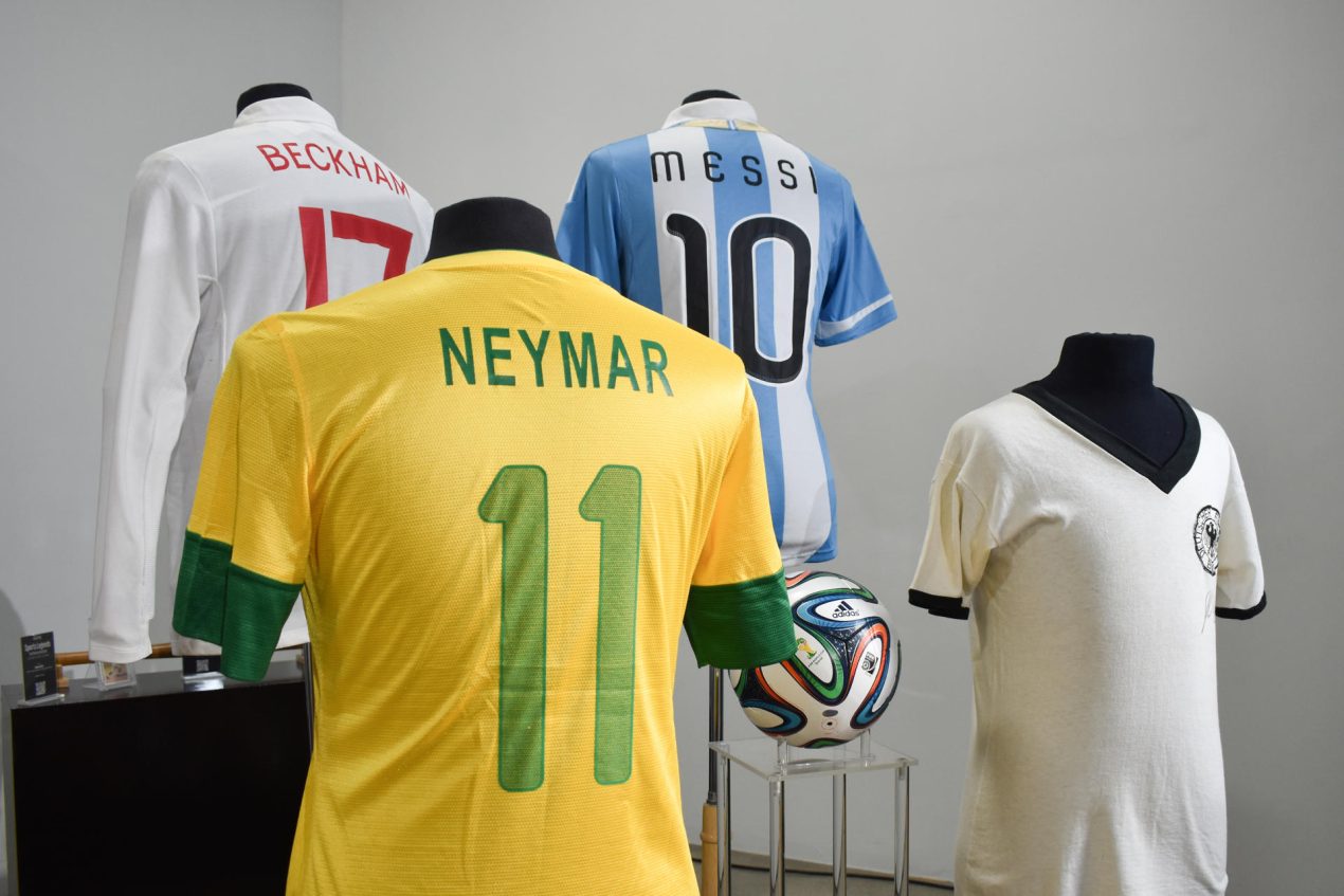 Fotografía que muestra camisetas deportivas expuestas en la 'Sports Legends', la subasta de la casa Julien's Auctions en Los Ángeles, California (Estados Unidos). La medalla de oro que Pelé ganó en el Mundial de 1962, unos botines de Diego Armando Maradona y una camiseta usada por Lionel Messi forman parte de una subasta que espera recaudar entre uno y dos millones de dólares en el marco del Mundial 2026. EFE/ Mónica Rubalcava 