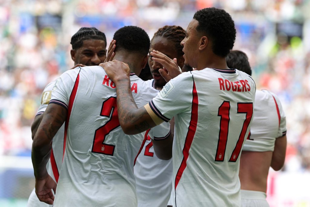 Ezri Konsa de Inglaterra (2-I) celebra con sus compañeros tras marcar el gol durante el partido de desempate por el tercer puesto de la Copa Mundial de la FIFA 2026. EFE/EPA/CRISTOBAL HERRERA-ULASHKEVICH
