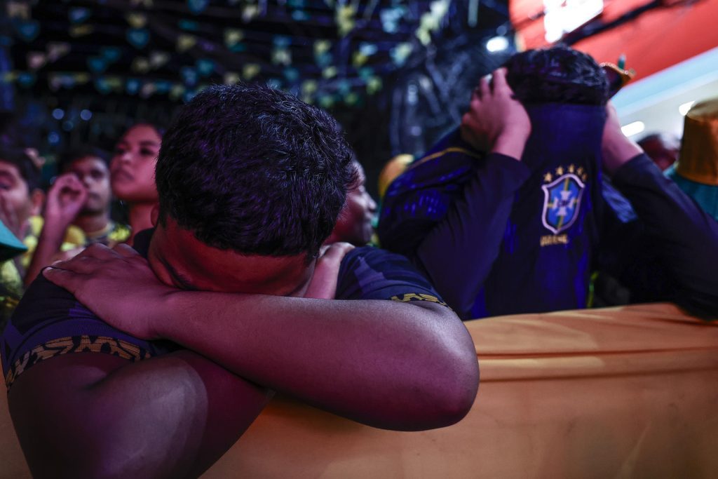 Aficionados de Brasil durante la transmisión del partido del Mundial de la FIFA 2026 entre Brasil y Noruega en la favela de Rocinha, en Río de Janeiro (Brasil). EFE/ André Coelho
