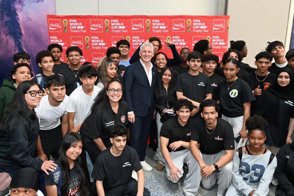 El exjugador de fútbol de Alemania, Bastian Schweinsteiger (c), posa con estudiantes durante el Tour del Trofeo de la Copa Mundial de la FIFA organizado por Coca-Cola en el Museo Americano de Historia Natural el 02 de junio de 2026 en Nueva York (EE.UU.). EFE/ The Coca Cola Company /SOLO USO EDITORIAL/ NO VENTAS/ SOLO DISPONIBLE PARA ILUSTRAR LA NOTICIA QUE ACOMPAÑA (CRÉDITO OBLIGATORIO)