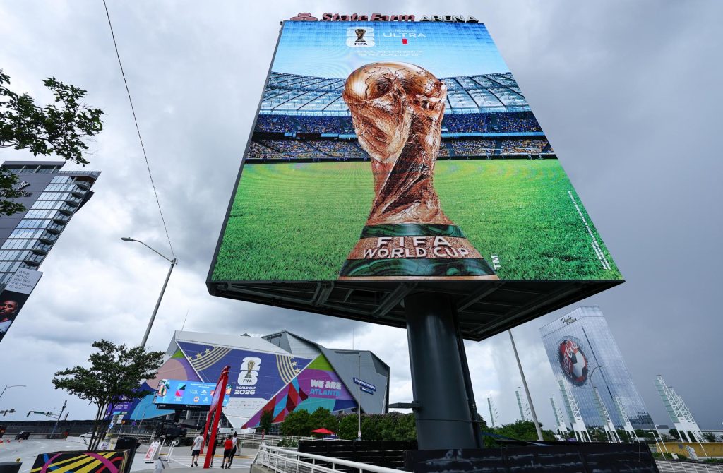 Una pantalla gigante muestra el trofeo de la Copa del Mundo FIFA 2026 en Atlanta., en una foto del pasado 14 de junio. EFE/EPA/RONALD WITTEK
