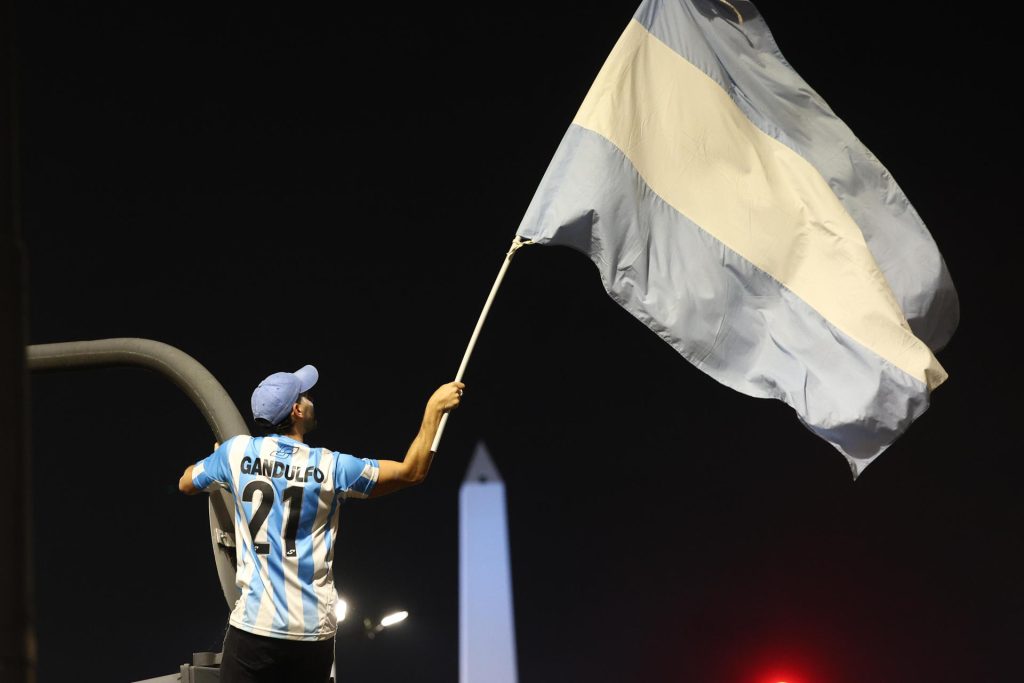 Un aficionado agita una bandera para celebrar el triunfo de Argentina frente a Inglaterra en la semifinal del Mundial de la FIFA 2026 en Buenos Aires (Argentina). EFE/ Juan Ignacio Roncoroni