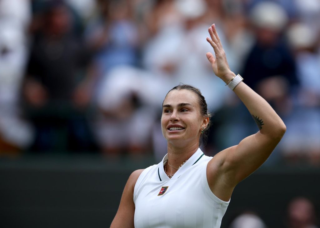 La primera favorita y número uno del mundo, la bielorrusa Aryna Sabalenka, salió del lío que se encontró ante la estadounidense McCartney Kessler y, tras imponerse por 6-1 y 7-6 (9), se situó en la tercera ronda de Wimbledon. EFE/EPA/ADAM VAUGHAN
