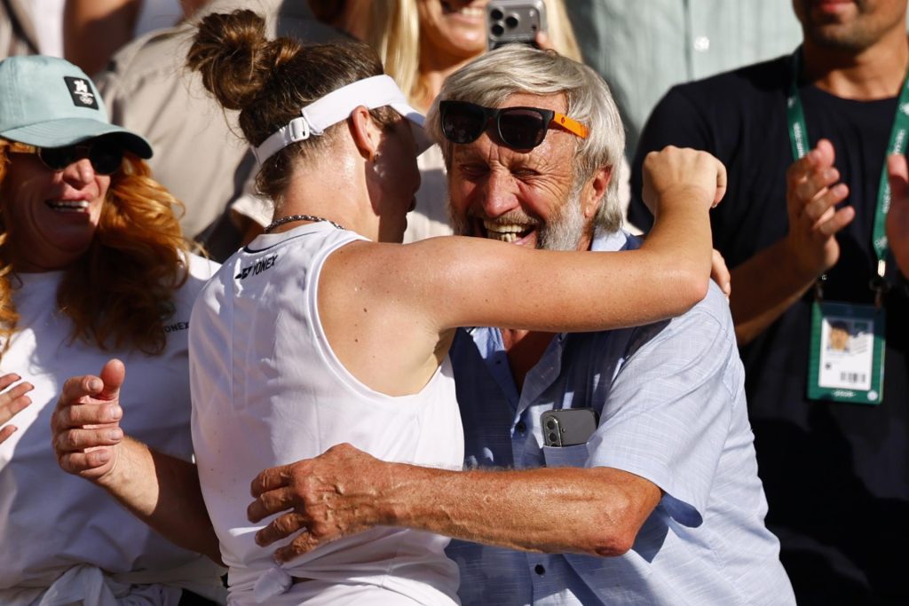 La jugadora checa Linda Noskova celebra la victoria con su familia tras la final de Wimbledon que ha disputado ante su compatriota Karolina Muchova en Londres, Reino Unido. EFE/EPA/TOLGA AKMEN
