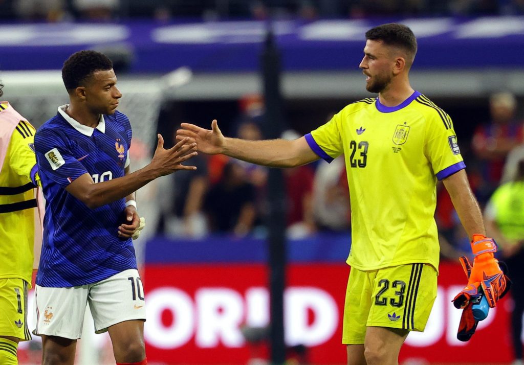 Kylian Mbappe of France (I) y Unai Simon en Dallas, USA. EFE/EPA/CHRISTOPHER NEUNDORF

