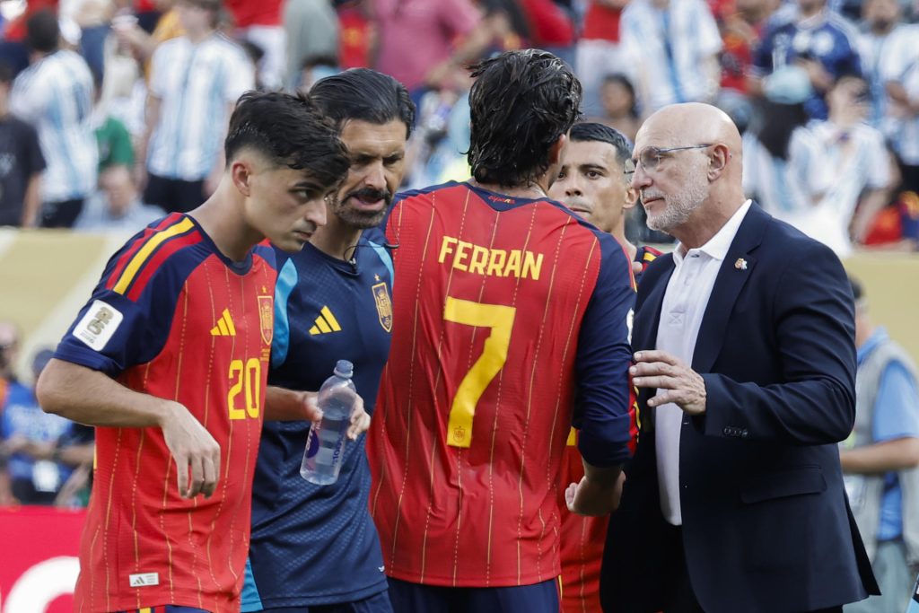 El seleccionador de España Luis de la Fuente (d) da indicaciones este domingo, en la final del Mundial de la FIFA 2026 entre España y Argentina en el estadio MetLife en East Rutherford (NJ, EE.UU.). EFE/ Lavandeira Jr
