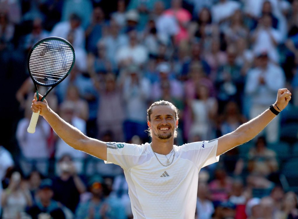 El alemán Alexander Zverev, segundo favorito, terminó con su maleficio ante el estadounidense Taylor Fritz, con el que había perdido los siete últimos partidos que habían disputado, y tras ganar por 6-4, 6-4 y 6-2 se situó por primera vez en su carrera en la semifinal de Wimbledon.. EFE/EPA/NEIL HALL
