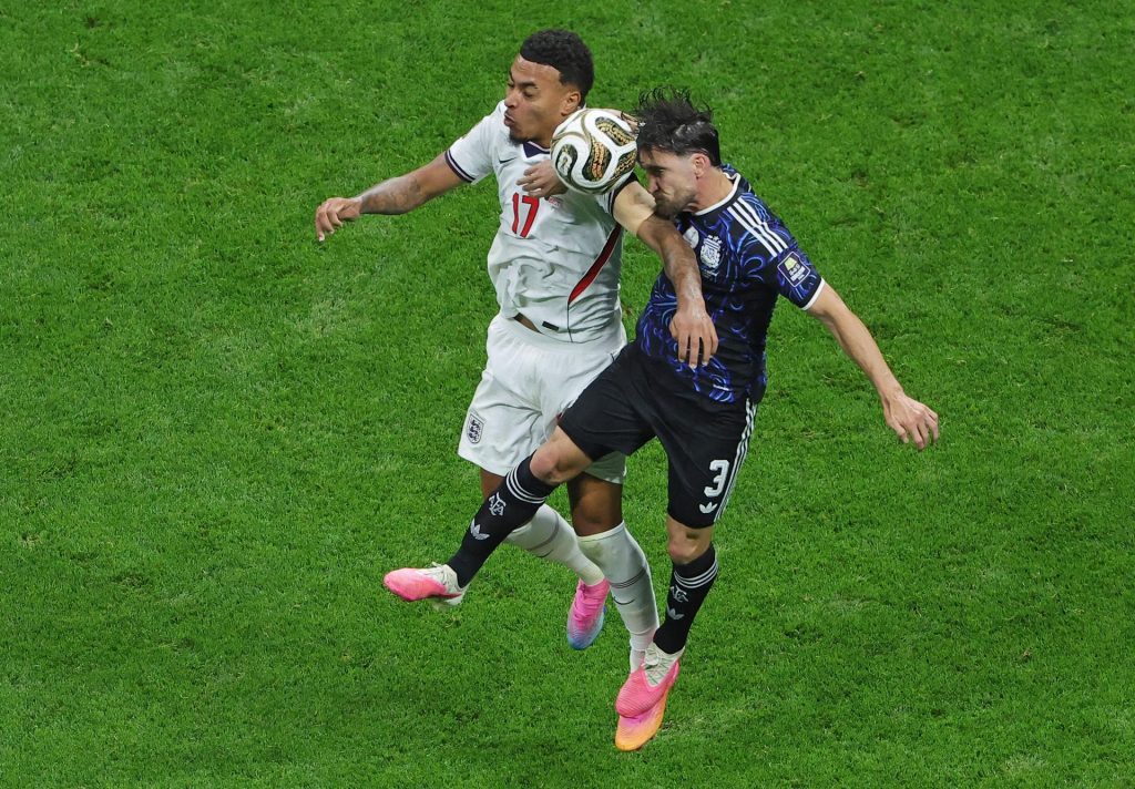 Morgan Rogers, de Inglaterra (I), y Nicolás Tagliafico, de Argentina, en acción durante el partido de semifinales de la Copa Mundial de la FIFA 2026, en Atlanta, EE. UU. EFE/EPA/CRISTOBAL HERRERA-ULASHKEVICH
