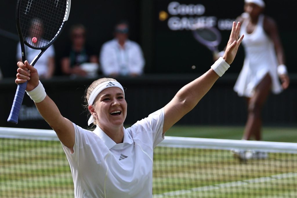 La checa Karolina Muchova salió vencedora de un desenlace dramático, resuelto en el 'súper tie break' y alcanzó su primera final en Wimbledon tras imponerse a la estadounidense Coco Gauff por 6-2, 1-6 y 7-6 (10), después de dos horas y 38 minutos. EFE/EPA/NEIL HALL
