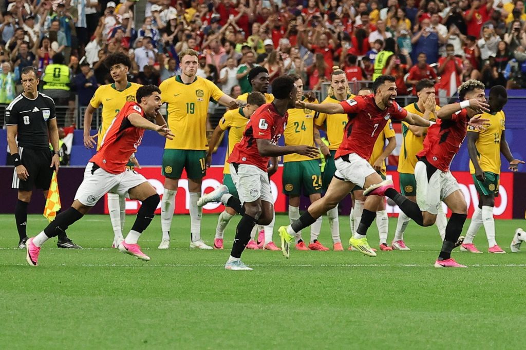 Los jugadores de Egipto celebran la victoria en los penaltis ante Australia y el pase a los octavos del Mundial. EFE/EPA/CHRISTOPHER NEUNDORF