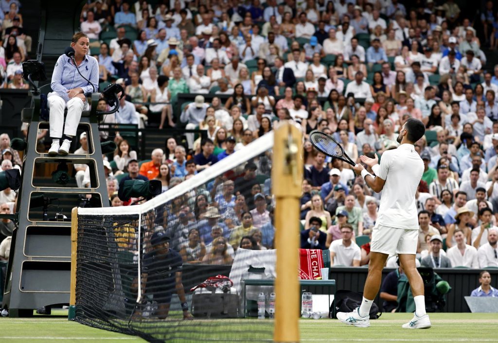 El serbio Novak Djokovic se muestra molesto con la decisión de la organización de cerrar el techo de la Pista Central del All England Club EFE/EPA/TOLGA AKMEN
