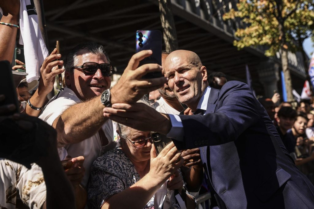 El nuevo seleccionador de Francia, Zinedine Zidane, junto a un grupo de seguidores este martes en París. EFE/EPA/TERESA SUAREZ
