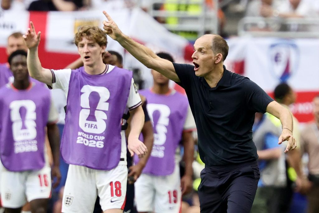 El seleccionador de Inglaterra, Thomas Tuchel, gesticula desde la banda durante el partido de cuartos de final del Mundial frente a Noruega. EFE/EPA/RONALD WITTEK

