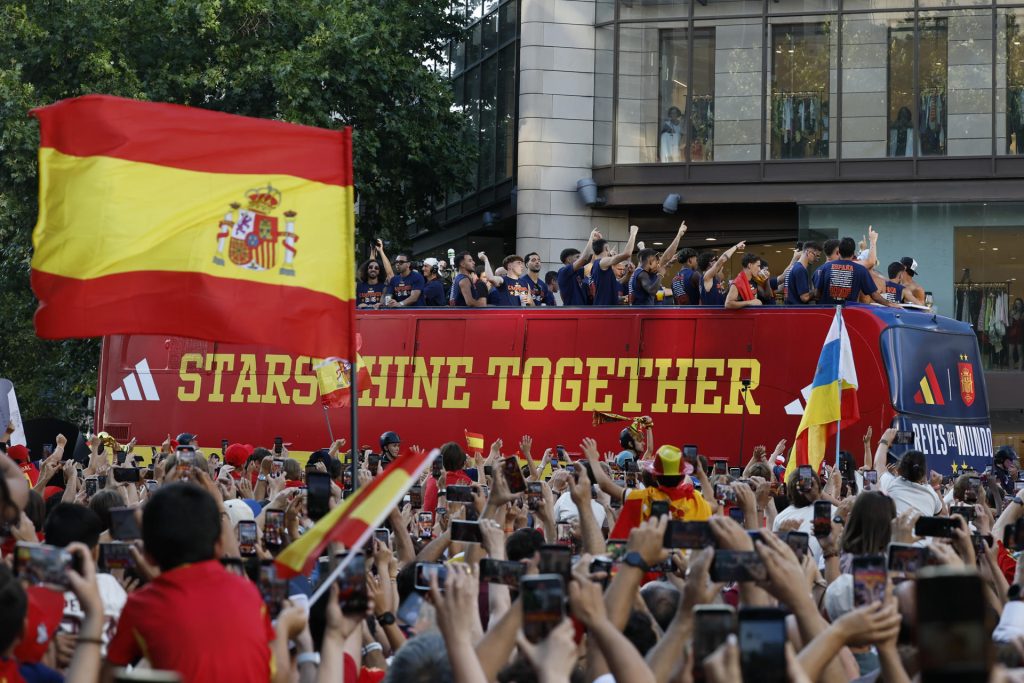 Los jugadores de la selección española a su paso por la calle Princesa de Madrid durante la celebración tras proclamarse ayer campeones del mundo al derrotar en la final a Argentina. EFE/ Ballesteros
