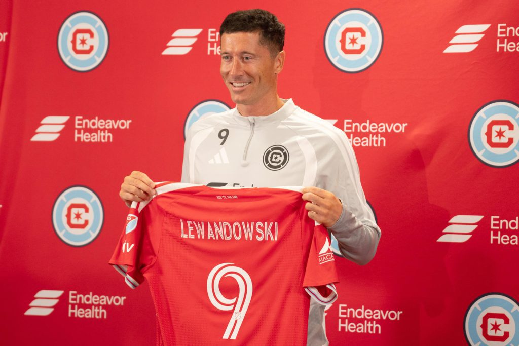 El delantero polaco Robert Lewandowski muestra el dorsal que vestirá durante su presentación como jugador del Chicago Fire en Chicago (EE.UU.). EFE/Martín Murillo