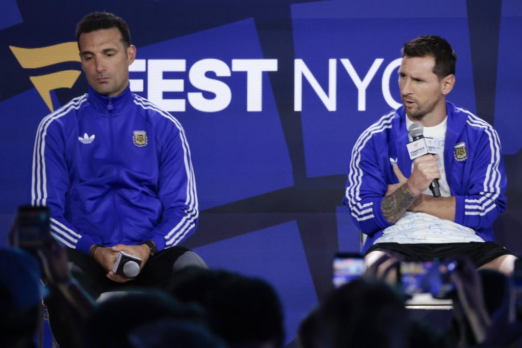 Lionel Scaloni participó este viernes junto a Lionel Messi en un evento publicitario y deportivo a dos días de la final del Mundial entre España y Argentina. EFE/ Lavandeira Jr