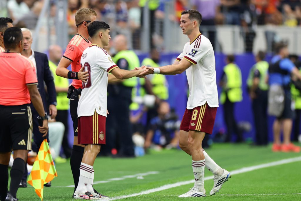 Imagen de archivo de Pedri (i) y Fabián Ruiz de España reaccionan en el partido de semifinales del Mundial de la FIFA 2026. EFE/ Carlos Ramírez

