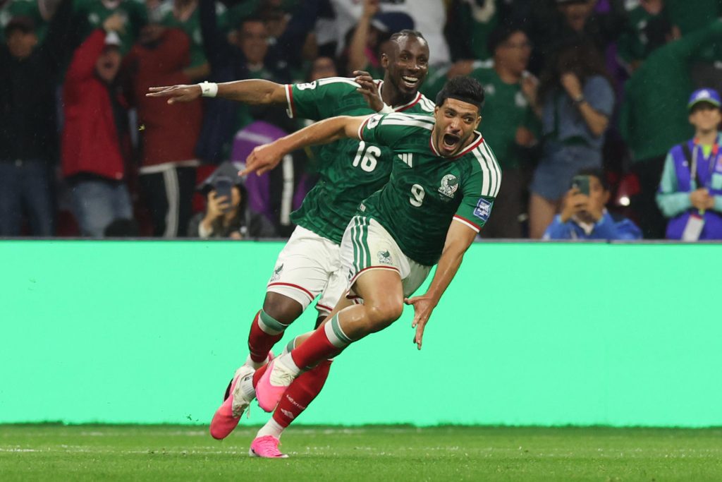 Raúl Jiménez (d) y Julián Quiñones celebran el segundo gol de México en el partido de los dieciseisavos de final del Mundial 2026 ante Ecuador en el estadio Azteca, en Ciudad de México. EFE/Alex Cruz