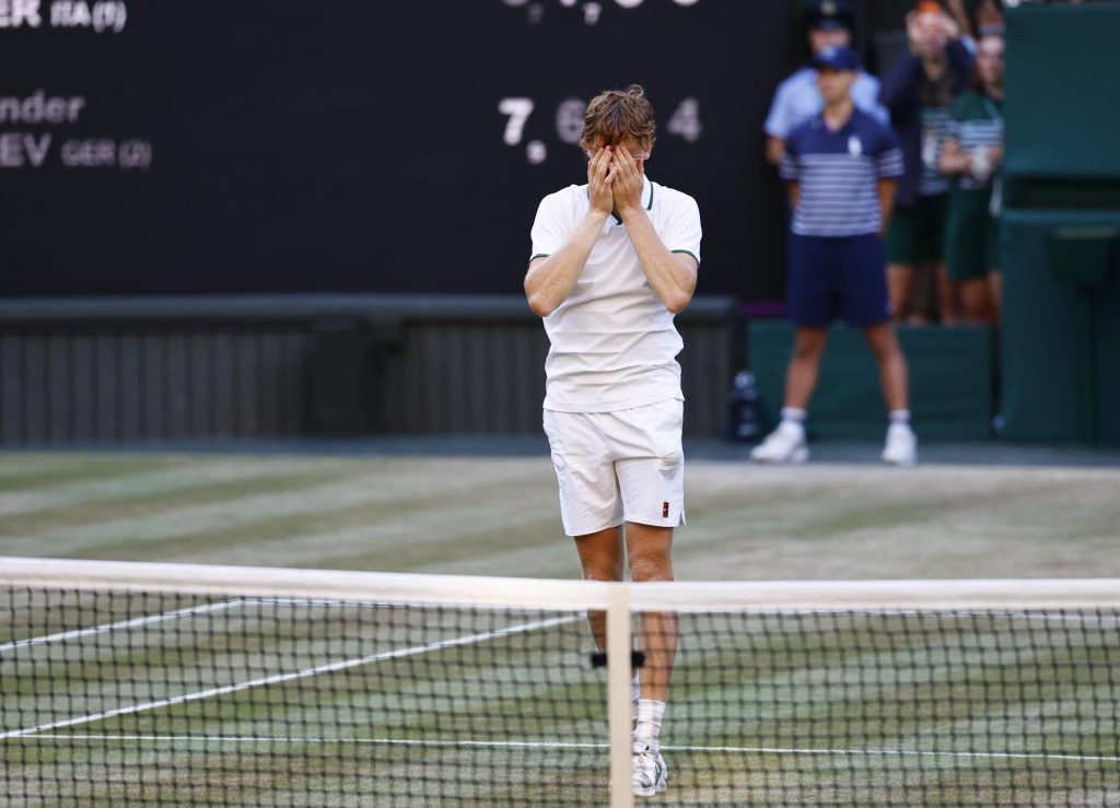 El tenista italiano Jannik Sinner celebra la victoria en la final de Wimbledon que le ha enfrentado a Alexander Zverev en Londres, Reino Unido. EFE/EPA/TOLGA AKMEN
